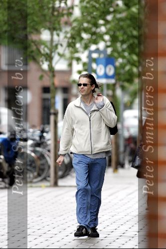 Amsterdam 23 juni 2004
Hans Teeuwen boodschappen doen op Cornelis Schuytstraat