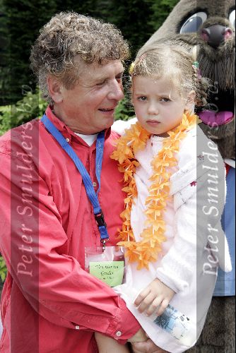 Harderwijk 28 juni 2004
Premiere show in dolfinarium.   
Hans v Hemert met dochter