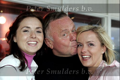 Bloemendaal 2 juni 2004
Feestje Jacky bij strandtent Vroeger.
Harry Mens met dochters Suze Mens en Marloes kussend