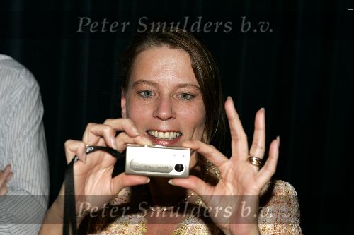 Amsterdam 28 juni 2004
Presentatie nieuw blad Pulse in Angel Studio\'s. 
Helga Bouwman met sony foto camera