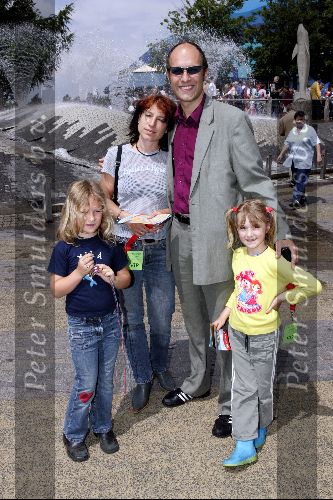 Harderwijk 28 juni 2004
Premiere show in dolfinarium. 
Hugo Metsers III met vriendin en kinderen