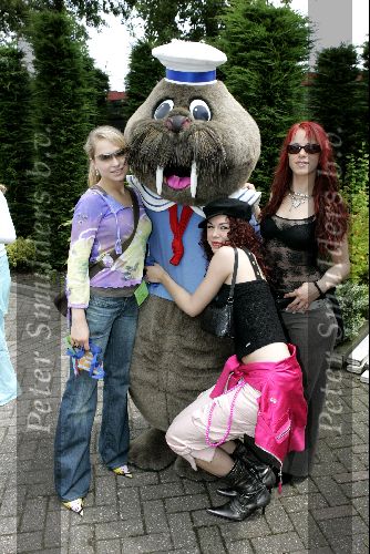 Harderwijk 28 juni 2004
Premiere show in dolfinarium.
Marlies idols Alice en Irma