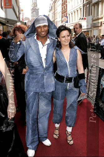 Amsterdam 1 juni 2004
Premiere Harry Potter in Tuschinski .
JK Idols met vriendin