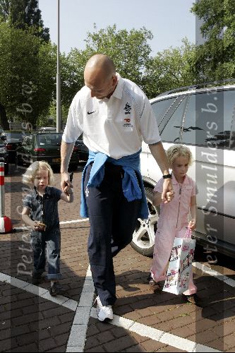 Amsterdam 8 juni 2004
Jaap Stam  met dochters bij vertrek Nederlands elftal naar Portugal.