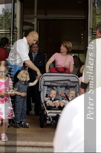 Amsterdam 8 juni 2004
Jaap Stam met gezin bij vertrek Nederlands elftal naar Portugal.