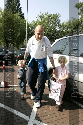 Amsterdam 8 juni 2004
Jaap Stam  met dochters bij vertrek Nederlands elftal naar Portugal.