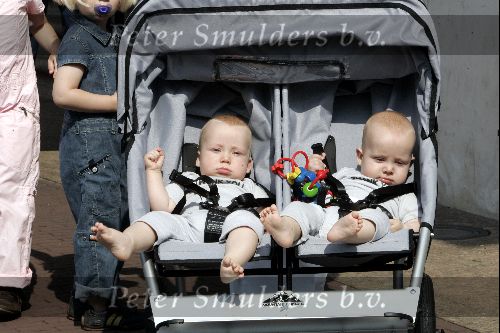 Amsterdam 8 juni 2004
Vrouw Jaap Stam met hun 4 kinderen  bij vertrek Nederlands elftal naar Portugal.
