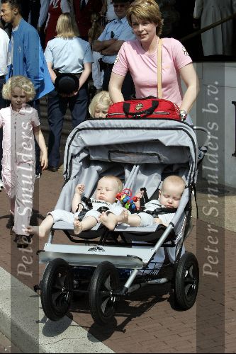 Amsterdam 8 juni 2004
Vrouw Jaap Stam met hun 4 kinderen  bij vertrek Nederlands elftal naar Portugal.