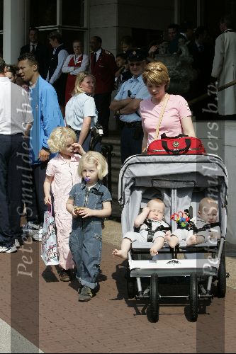 Amsterdam 8 juni 2004
Vrouw Jaap Stam met hun 4 kinderen  bij vertrek Nederlands elftal naar Portugal.