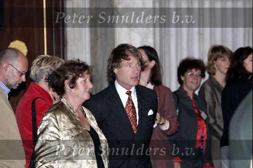 Amsterdam 24 juni 2004
Prins Bernhard en Koningin Beatrix bij uitreiking zilveren anjers  in paleis op de dam. Jacob Gelt Dekker