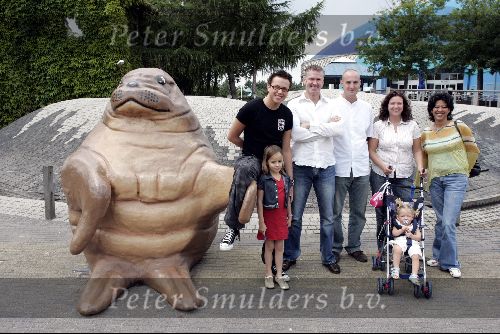 Harderwijk 28 juni 2004
Premiere show in dolfinarium. 
Jamai Idols met familie