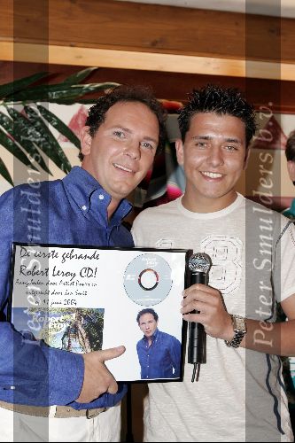 Vinkeveen 11 juni 2004
Presentatie cd Robert Leroy bij de plashoeve.
Robert Leroy met Jan Smit
