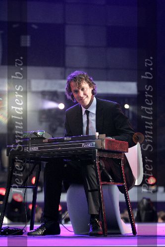 Rotterdam 10 juni 2004
Marco Borsato in de kuip.    
Jeroen Rietbergen toetsenist