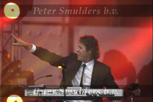Rotterdam 10 juni 2004
Marco Borsato in de kuip.  Jeroen Rietbergen toetsenist
