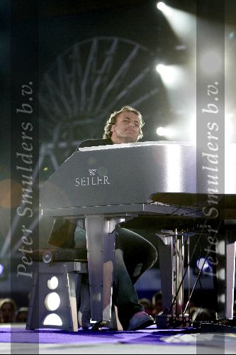 Rotterdam 10 juni 2004
Optreden Marco Borsato in de kuip.  
John Ewbank