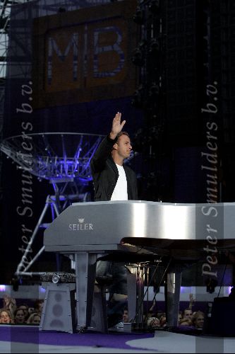 Rotterdam 10 juni 2004
Optreden Marco Borsato in de kuip.  
John Ewbank