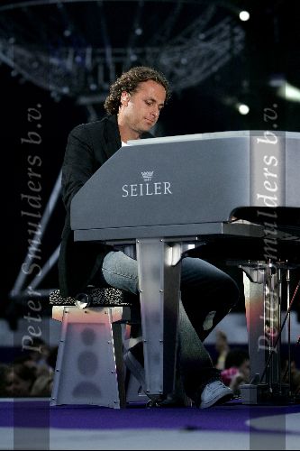 Rotterdam 10 juni 2004
Optreden Marco Borsato in de kuip.  
John Ewbank
