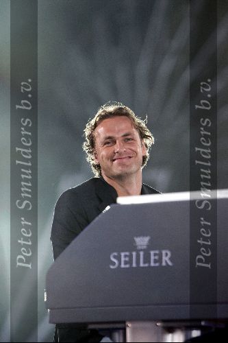Rotterdam 10 juni 2004
Optreden Marco Borsato in de kuip. 
John Ewbank