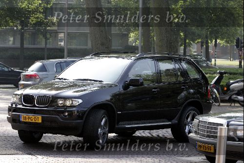 Amsterdam 8 juni 2004
Johnny Heitinga met BMW X 5 bij vertrek Nederlands 11 naar Portugal.
Peter Smulders bv