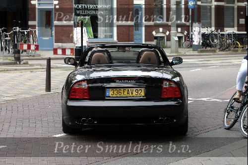 Amsterdam 27 juni 2004
Jort Kelder in Maserati cabrio op de Cornelis Schuytstraat.