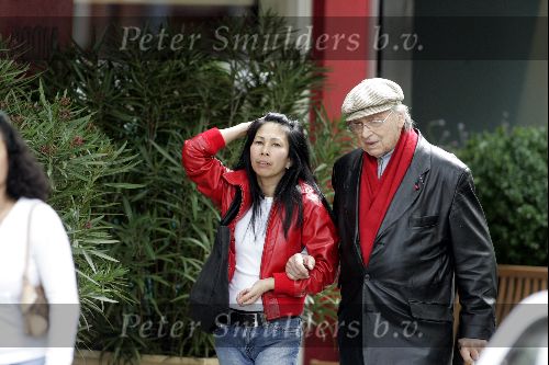Amsterdam 30 juni 2004
Karel Appel met een vriendin op cornelis schuytstraat