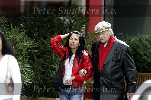 Amsterdam 30 juni 2004
Karel Appel met een vriendin op cornelis schuytstraat
