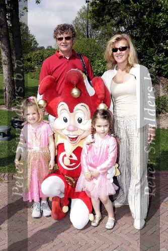 Kaatsheuvel 16 mei 2004
Bekende nederlanders in de efteling.
Hans v Hemert met vriendin Karin v d Velden dochter en kleindochter