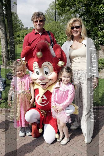 Kaatsheuvel 16 mei 2004
Bekende nederlanders in de efteling.
Hans v Hemert met vriendin Karin v d Velden dochter en kleindochter