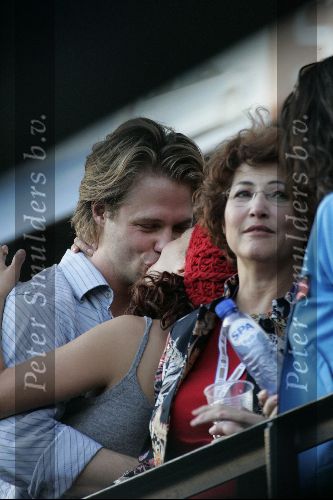 Rotterdam 14 juni 2004
Katja Schuurman kussend met haar nieuwe vriendje Thijs Romer bij Marco Borsato in de kuip.