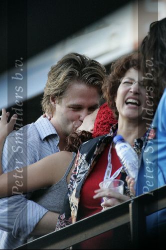 Rotterdam 14 juni 2004
Katja Schuurman kussend met haar nieuwe vriendje Thijs Romer bij Marco Borsato in de kuip.