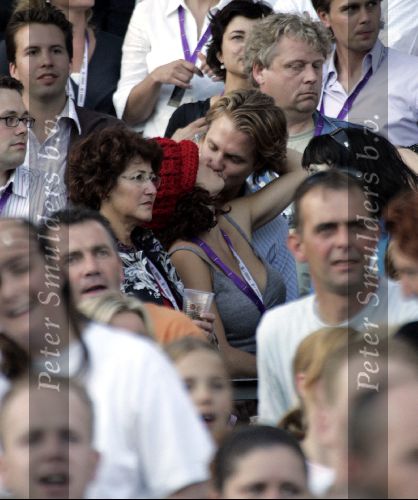Rotterdam 14 juni 2004
Katja Schuurman kussend met haar nieuwe vriendje Thijs Romer bij Marco Borsato in de kuip.