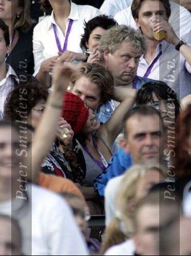 Rotterdam 14 juni 2004
Katja Schuurman kussend met haar nieuwe vriendje Thijs Romer bij Marco Borsato in de kuip.