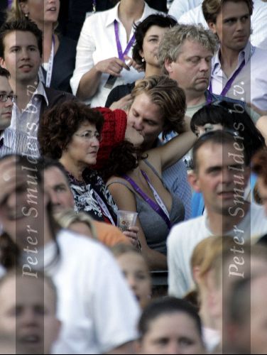 Rotterdam 14 juni 2004
Katja Schuurman kussend met haar nieuwe vriendje Thijs Romer bij Marco Borsato in de kuip.