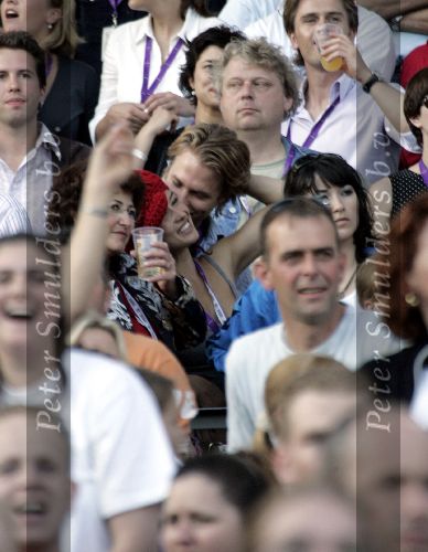 Rotterdam 14 juni 2004
Katja Schuurman kussend met haar nieuwe vriendje Thijs Romer bij Marco Borsato in de kuip.