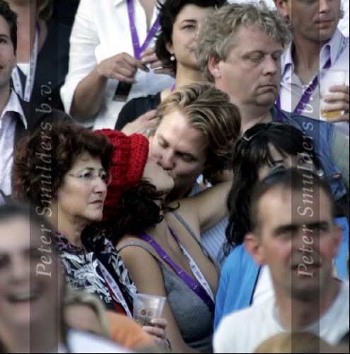 Rotterdam 14 juni 2004
Katja Schuurman kussend met haar nieuwe vriendje Thijs Romer bij Marco Borsato in de kuip.