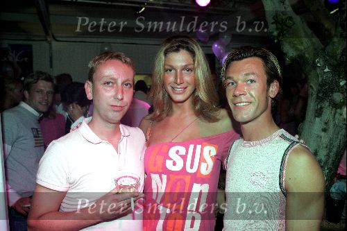 Bloemendaal 2 juni 2004
Feestje Jacky bij strandtent Vroeger.
Kelly met 2 vrienden