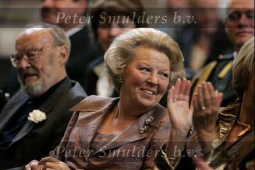 Amsterdam 24 juni 2004
Prins Bernhard en Koningin Beatrix bij uitreiking zilveren anjers  in paleis op de dam.