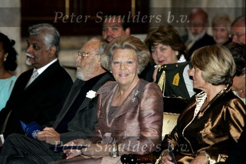 Amsterdam 24 juni 2004
Prins Bernhard en Koningin Beatrix bij uitreiking zilveren anjers  in paleis op de dam.
