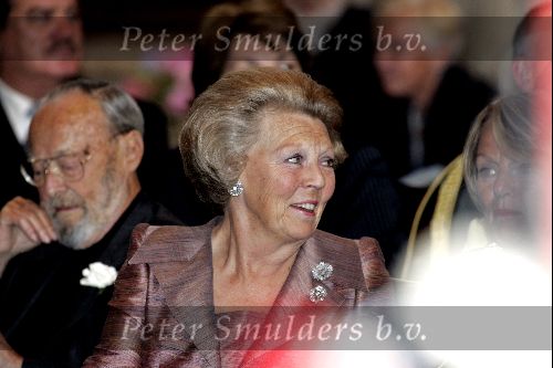 Amsterdam 24 juni 2004
Prins Bernhard en Koningin Beatrix bij uitreiking zilveren anjers  in paleis op de dam.