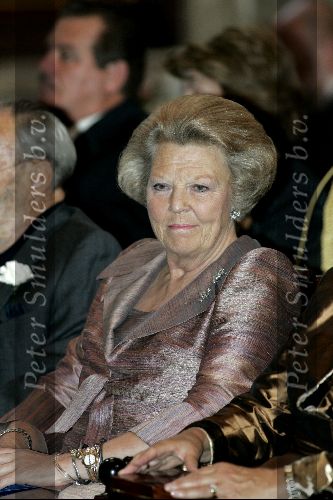 Amsterdam 24 juni 2004
Prins Bernhard en Koningin Beatrix bij uitreiking zilveren anjers  in paleis op de dam.