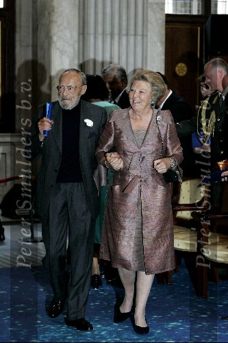 Amsterdam 24 juni 2004
Prins Bernhard en Koningin Beatrix bij uitreiking zilveren anjers  in paleis op de dam.