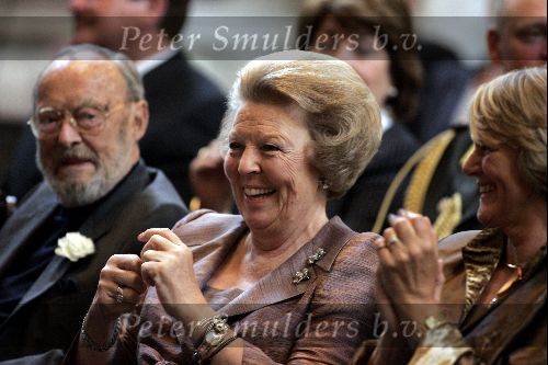 Amsterdam 24 juni 2004
Prins Bernhard en Koningin Beatrix bij uitreiking zilveren anjers  in paleis op de dam.