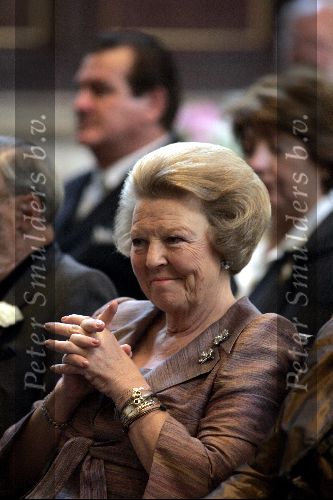 Amsterdam 24 juni 2004
Prins Bernhard en Koningin Beatrix bij uitreiking zilveren anjers  in paleis op de dam.