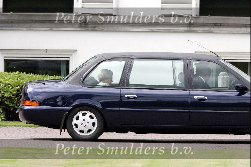 Soestdijk 29 juni 2004
93e Verjaardag Prins Bernhard op Soestdijk. 
Koningin Beatrix in haar verlengde auto