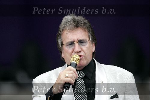Rotterdam 10 juni 2004
Marco Borsato in de kuip.   Lee Towers
Peter Smulders bv