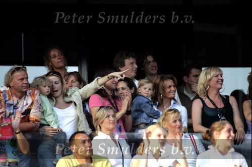 Rotterdam 14 juni 2004
  Marco Borsato in de kuip. Leontine Borsato met Jada en Vivian Reys met Senna