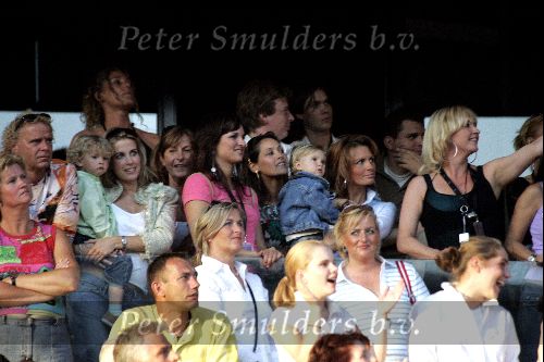 Rotterdam 14 juni 2004
  Marco Borsato in de kuip. Leontine Borsato met Jada en Vivian Reys met Senna en Lieke v Lexmond
