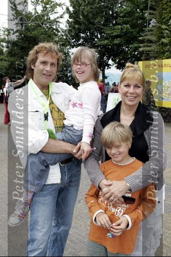 Harderwijk 28 juni 2004
Premiere show in dolfinarium. Maarten Peters en Margriet Eshuys met kinderen