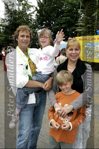 Harderwijk 28 juni 2004
Premiere show in dolfinarium. Maarten Peters en Margriet Eshuys met kinderen
