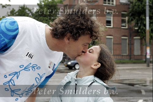 Amsterdam 23 juni 2004
Olympische fakkel in Amsterdam. 
Marc Klein Essink kussend met dochter